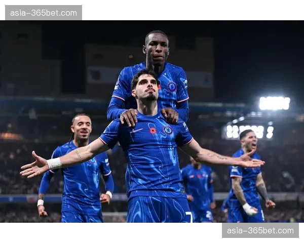 终场哨响,莱斯特城全队相拥庆祝,时隔一年重返英超在望