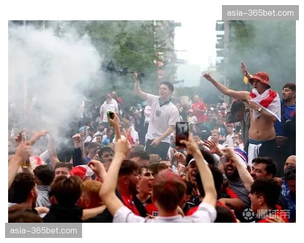 欧足联纪律报告:对巴萨球迷投掷杂物行为展开调查